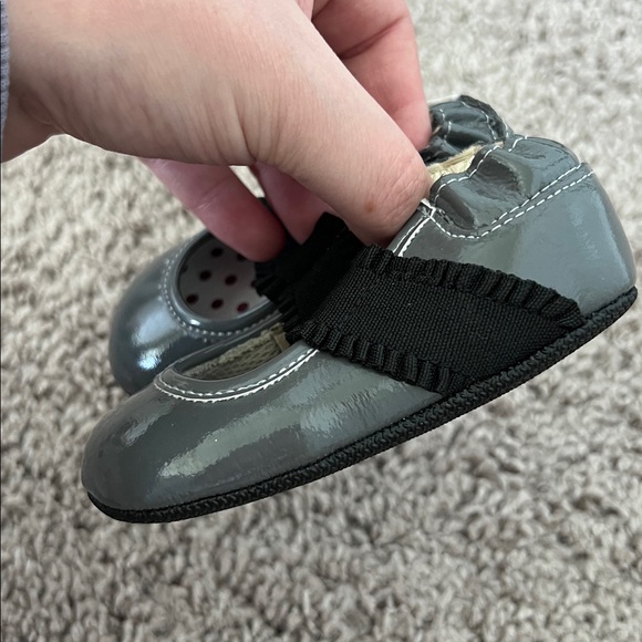 Robeez Grey Patent Leather Infant Flats - Picture 3 of 6